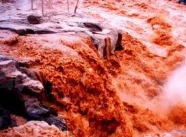 吕梁山的红叶壶口瀑布的水